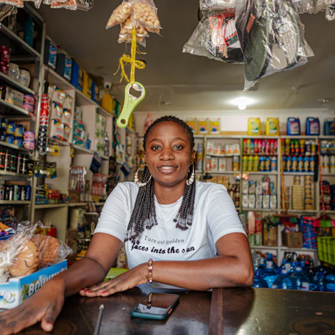 Commerçante souriante dans sa boutique